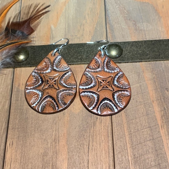 Tooled and antiqued, silver and brown tear drop earrings - Picture 5 of 7